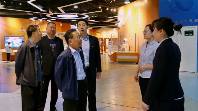 省科协党组书记、副主席丁纪岗看望慰问坚守一线的干部职工