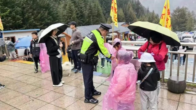 关注五一丨宁武公安：服务游客&ldquo;零距离&rdquo;，芦芽风&ldquo;警&rdquo;暖人心