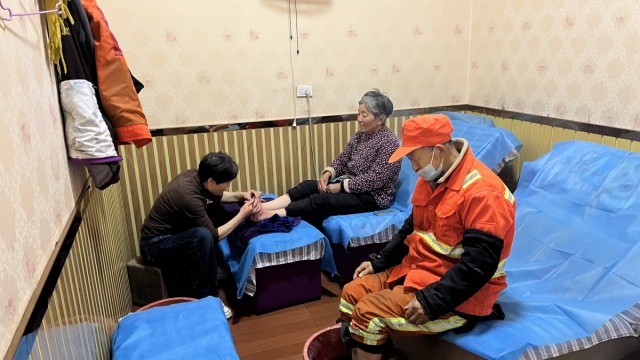 义务爱心足疗 情暖环卫工人
