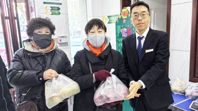漳泽农商行厅堂变身&ldquo;临时菜市场&rdquo;