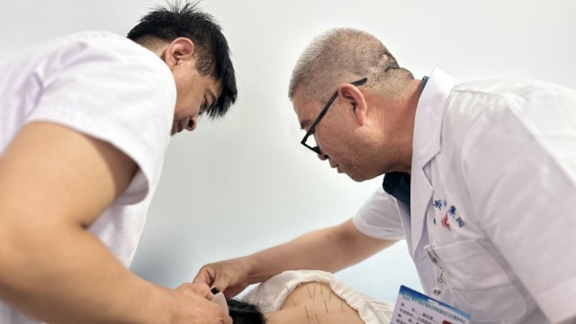 医疗暖流润乡村    “五进”行动绘安康 ——原平市医疗集团践行中央八项规定精神，助力乡村健康发展