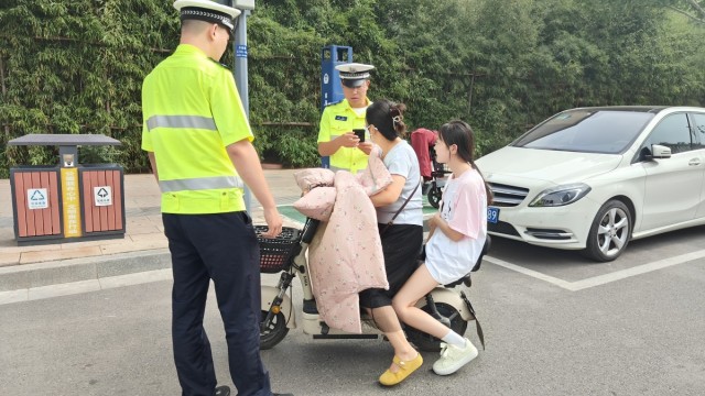 长治长子交警：无惧&ldquo;烤&rdquo;验 &ldquo;汗&rdquo;卫安全