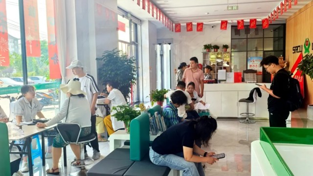 黎城农商银行城关支行：工会驿站搭平台 义诊+金融双服务贺迁址