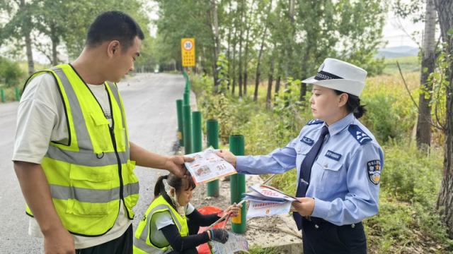 壶关交警： 深入施工路段开展交通安全宣传 筑牢道路安全防线