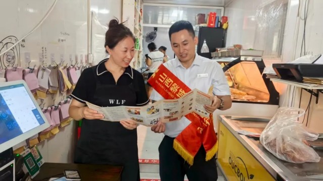 守好手中币 护好群众钱&mdash;黎城农商银行总行营业部开展反假货币宣传活动