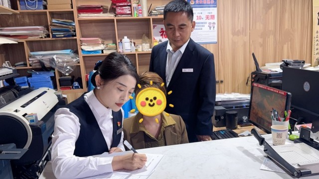 深耕一线解民忧 雨中送贷显担当&mdash;&mdash;襄垣农商银行大郝沟分理处高效服务架起客户金融连心桥
