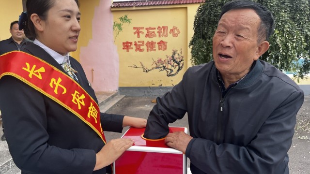 长治长子农商银行府前支行开展金融驻村宣传活动