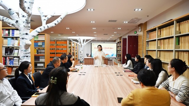 书香润农信 墨韵染初心 ——漳泽农商银行走进潞州区图书馆以书为媒涵养书香正气