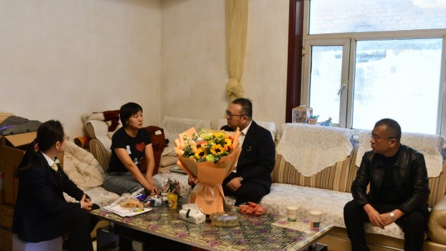 扶危济困 情暖农商&mdash;&mdash;长子农商银行党委、慈善基金会走进困难员工家中送关怀
