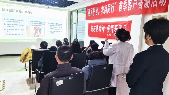 　把口腔义诊搬进厅堂