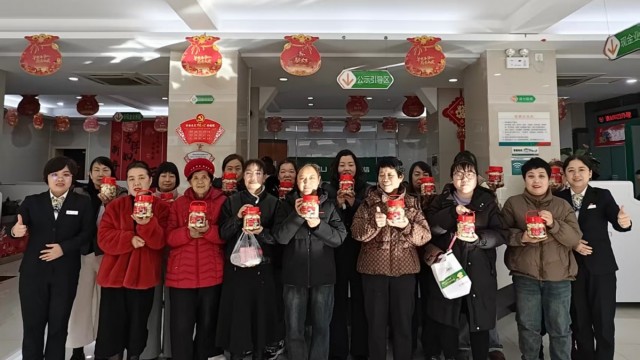 巧手腌蒜迎腊八 浓情农商暖寒冬