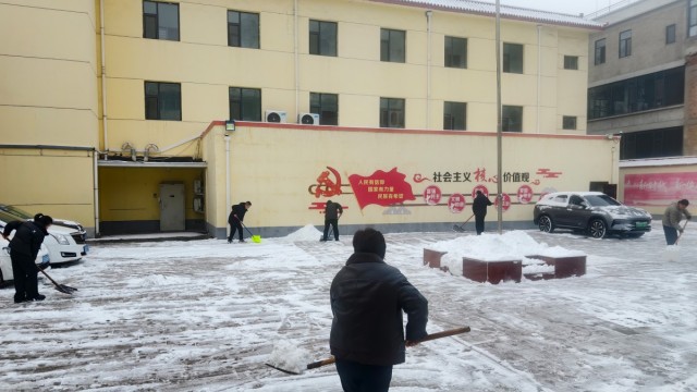 除雪清道保平安 农商关怀暖人心