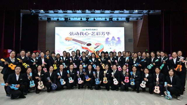 ​弦动我心 艺彩芳华&mdash;&mdash;长治市襄垣农商银行开展三八妇女节女职工尤克里里彩绘DIY活动