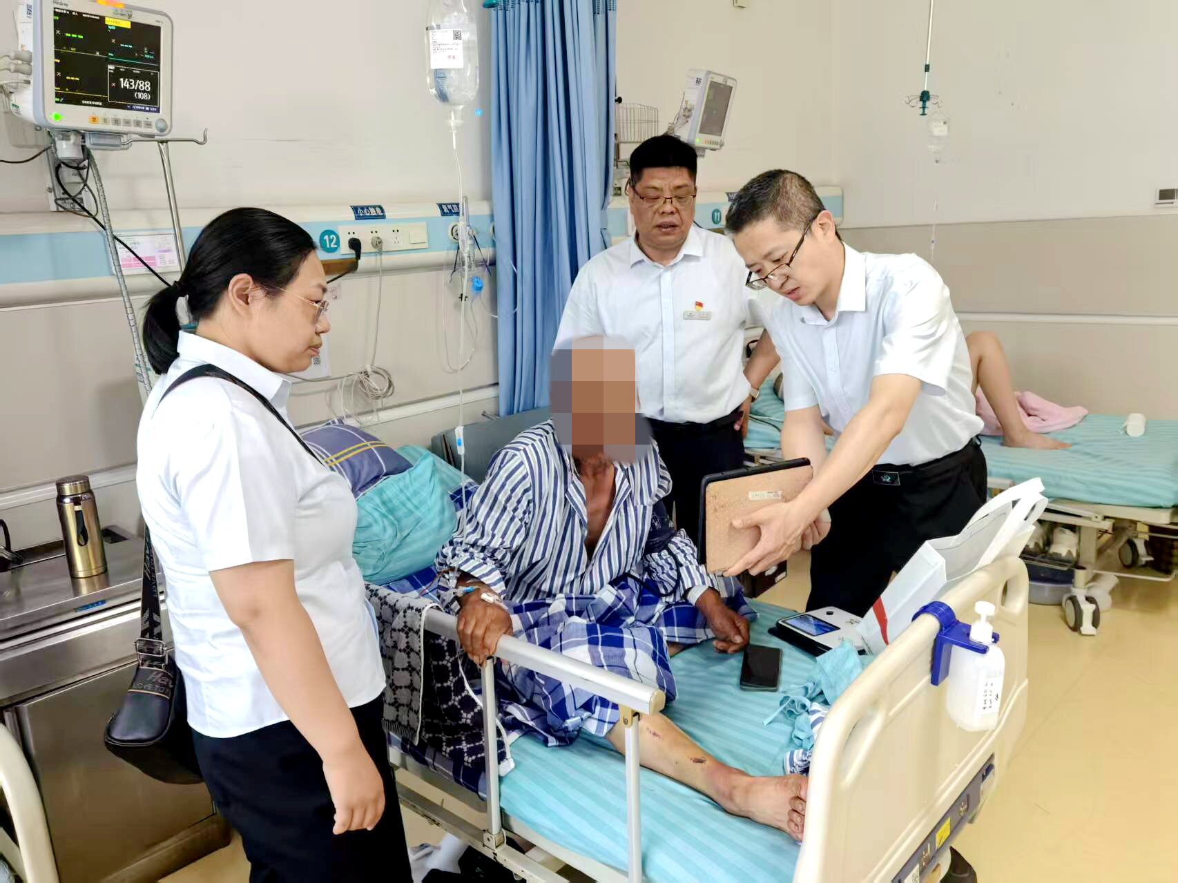 病床前的 &ldquo;社保卡&rdquo;！长治市黎城农商行紧急上门，为住院老人解难题